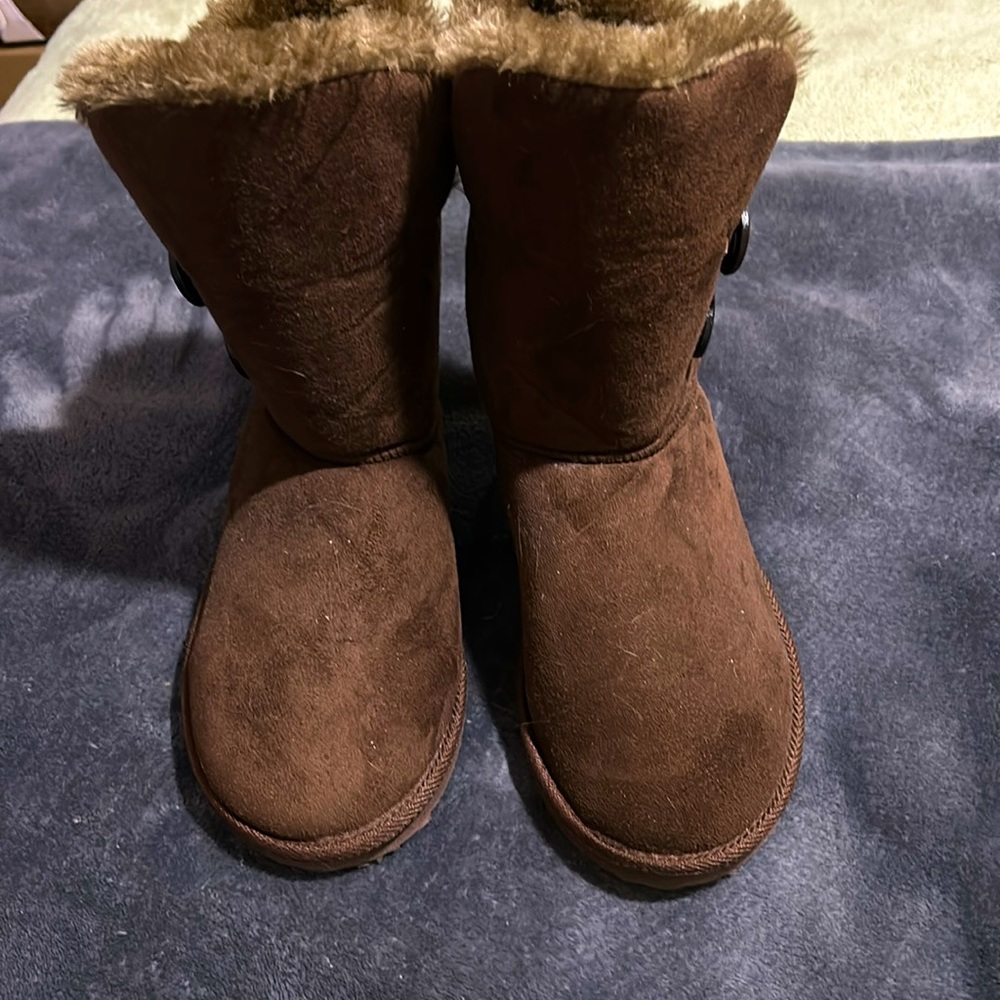 Dark brown suede boots w fur lining